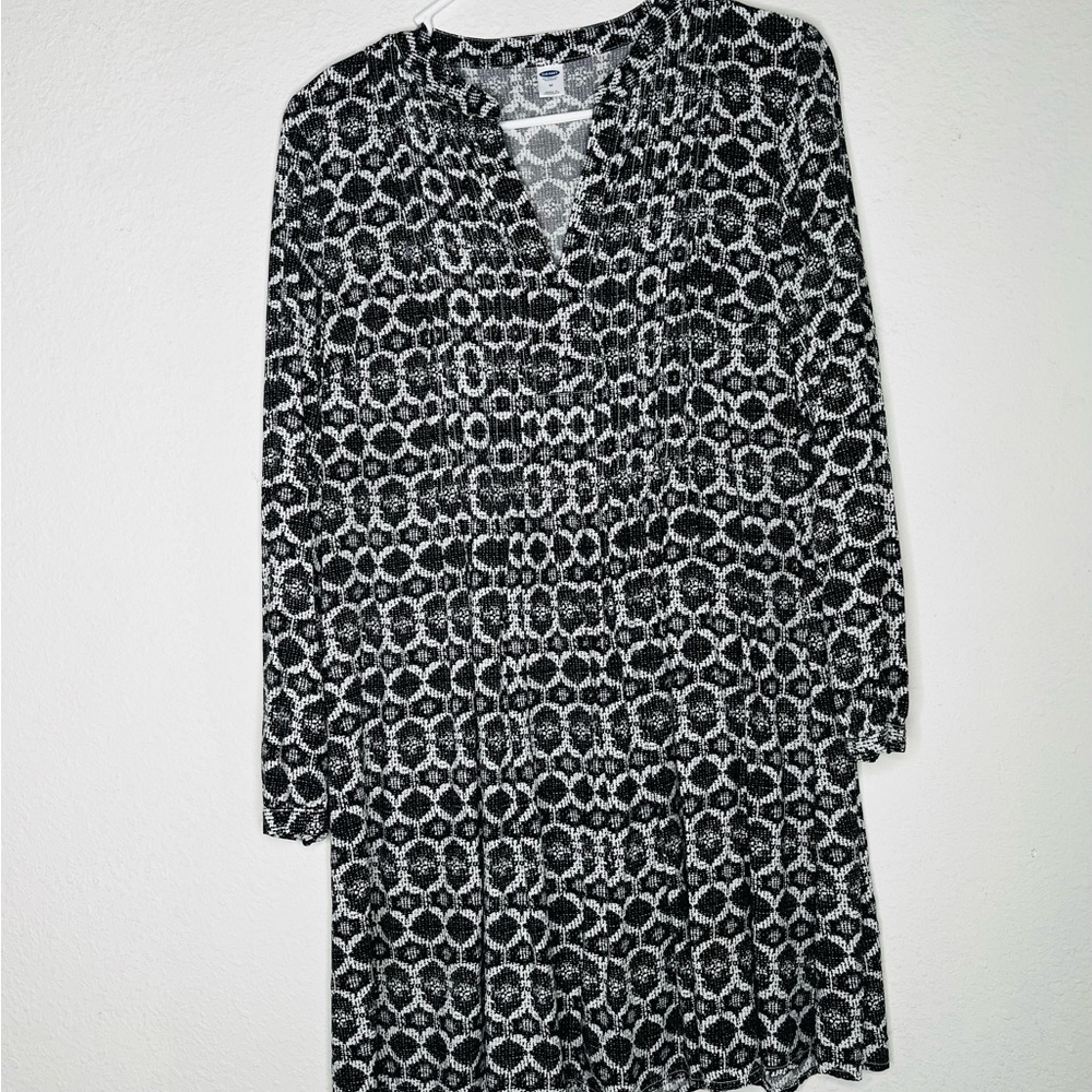 Old Navy Medium Black/White Dress. V-neck, Geo fit/flare. Long sleeve. SZ Medium